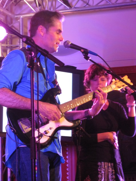 Jim_white_robin_crossing_border_2009