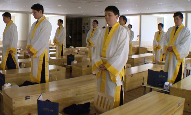 _86666216_coffinscrop