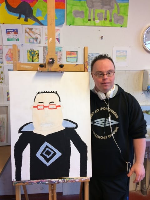 Richard-met-Zelfportret-Atelier-Uithuizen
